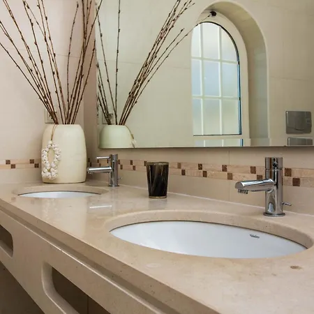 Villa Luxury With Private Pool, Gym & Leisure By Gale Lm25 *